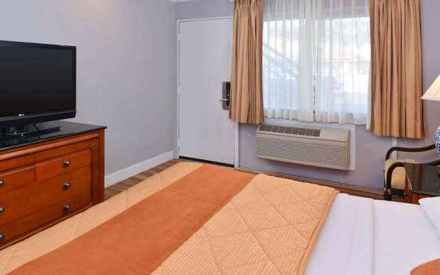photo 4 of Highlander Motel