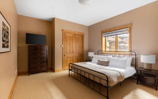 photo 5 of Highline by Avantstay Breathtaking Mountain Home w/ Hot Tub & Views