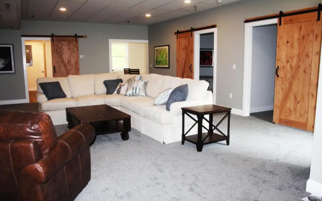 photo 3 of Highridge Suite