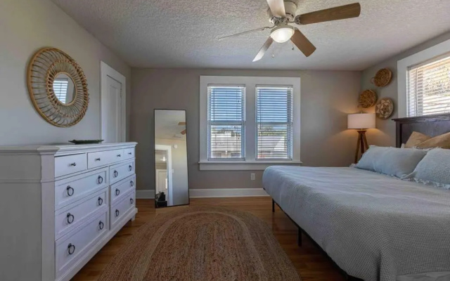 photo 2 of Highrise Bungalow - 2 blocks from Jax Beach!