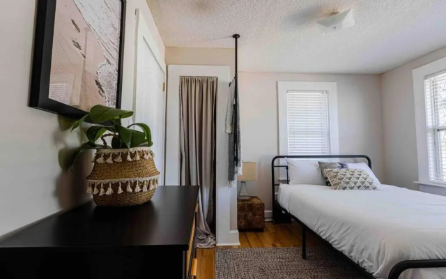 photo 3 of Highrise Bungalow - 2 blocks from Jax Beach!