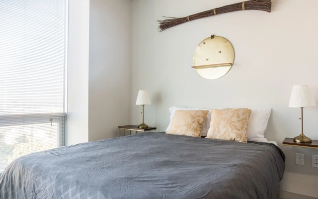 photo 2 of FRONTDESK Uptown Apts with City Views Charlotte