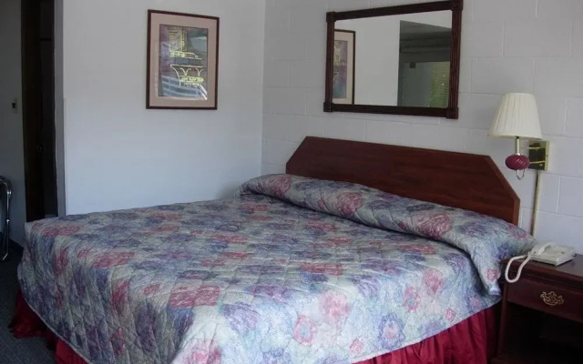 photo 2 of Hillbilly Inn Motel