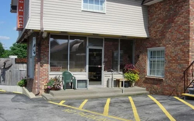 photo 3 of Hillbilly Inn Motel