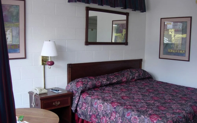 photo 4 of Hillbilly Inn Motel