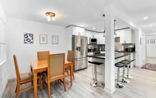 photo 2 of Hillside in Seattle - well appointed