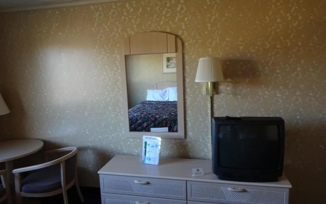 photo 3 of Hilltop Express Inn