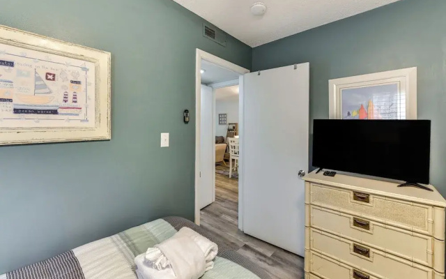 photo 3 of 1/2 Mi to Folly Field Beach: Condo w/ 2 Pools