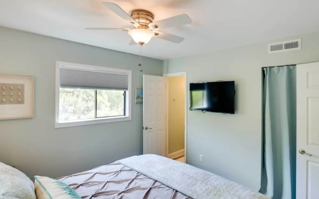 photo 2 of Half-mi to Folly Field Beach: Hilton Head Condo