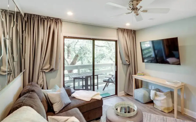 photo 4 of Half-mi to Folly Field Beach: Hilton Head Condo