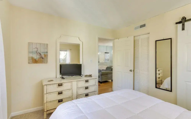 photo 2 of Walk to Beach: Hilton Head Condo w/ Pool Access