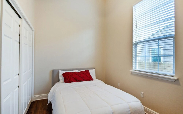 photo 3 of Historic Algiers Point 3 Minutes To Downtown 3 Bedroom Duplex by Redawning