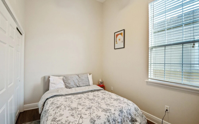 photo 5 of Historic Algiers Point 3 Minutes To Downtown 3 Bedroom Duplex by Redawning