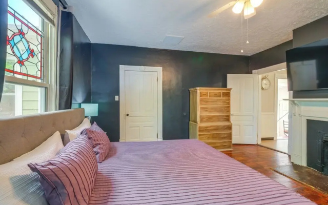 photo 3 of 3 Mi to Liberty U: Apt w/ Full Kitchen & King Bed!