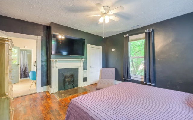 photo 4 of 3 Mi to Liberty U: Apt w/ Full Kitchen & King Bed!