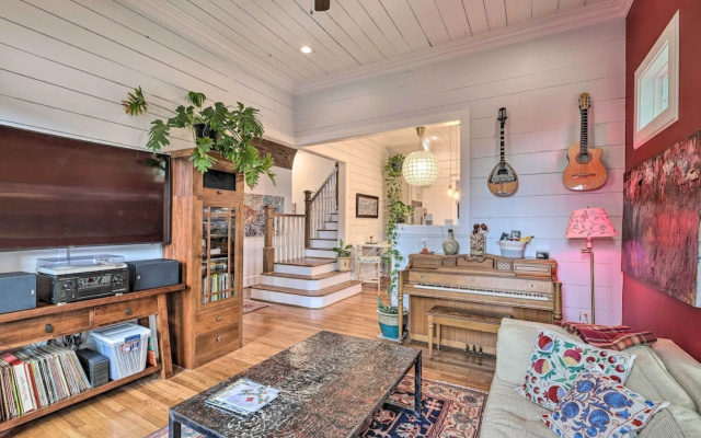 photo 2 of Historic Houston Bungalow ~ 2 Mi to Downtown!