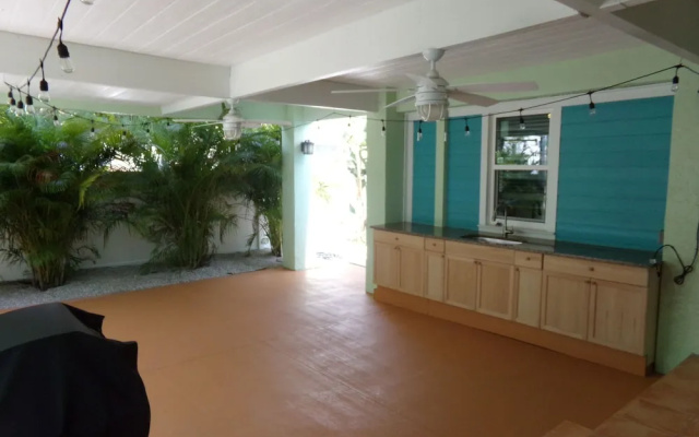 photo 3 of Historic Pass-A-Grille Beach Pineapple House 105-21H by Tech Travel