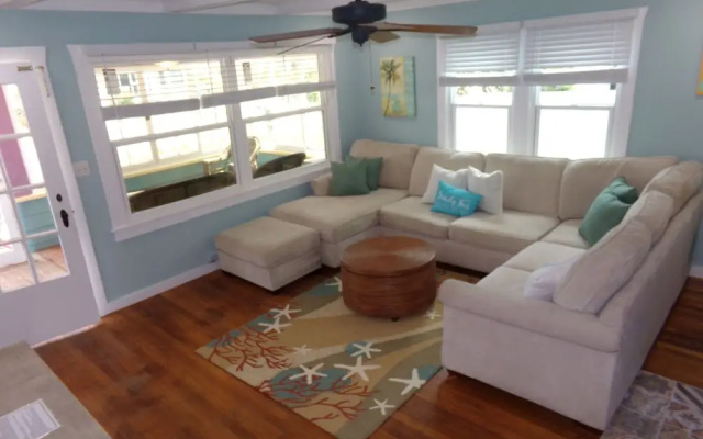 photo 4 of Historic Pass-A-Grille Beach Pineapple House 105-21H by Tech Travel
