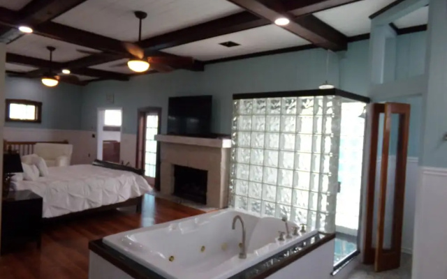 photo 5 of Historic Pass-A-Grille Beach Pineapple House 105-21H by Tech Travel