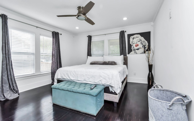 photo 2 of Historical Cozy Home in the Houston Heights Near Downtown, Midtown Galleria