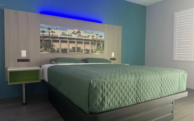 photo 5 of Hi-Way Host Motel