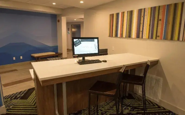 photo 5 of Holiday Expr. & Suites LOUISVILLE N