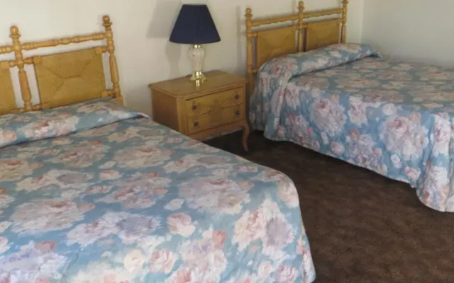 photo 2 of Holiday House Motel