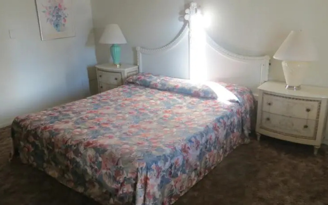 photo 3 of Holiday House Motel