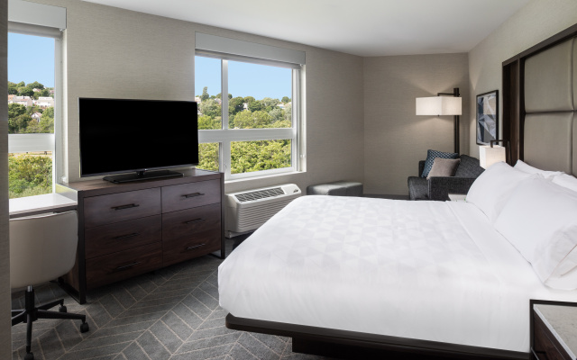 photo 3 of Holiday Inn Boston Logan Airport - Chelsea by IHG