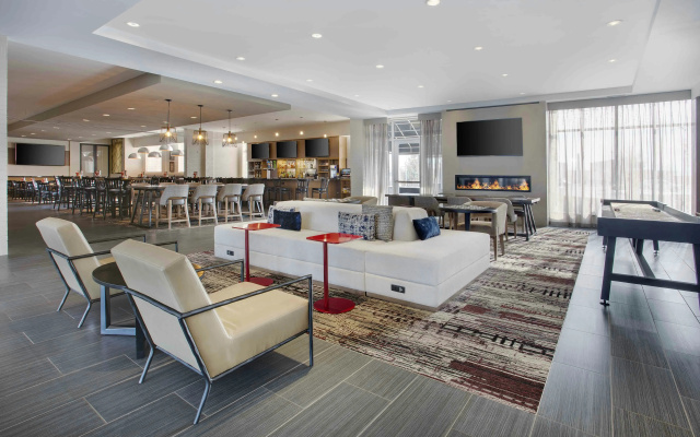 photo 3 of DoubleTree by Hilton Chicago Midway Airport