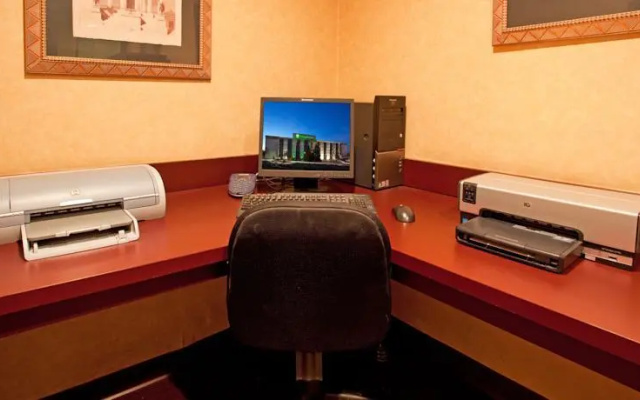 photo 2 of Holiday Inn & Suites Cincinnati-Eastgate (I-275e)