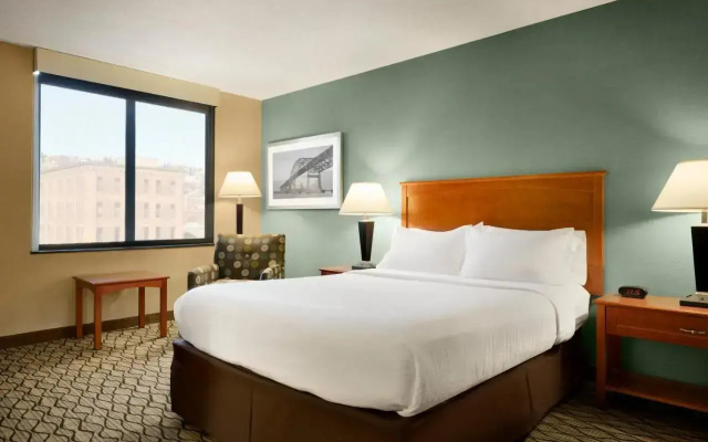 photo 5 of Holiday Inn Hotel & Suites Duluth-Downtown