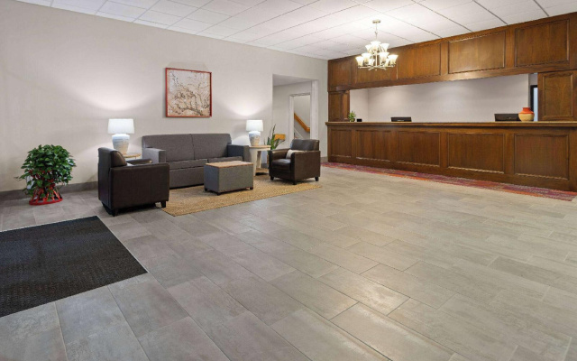 photo 2 of Holiday Inn Ellsworth