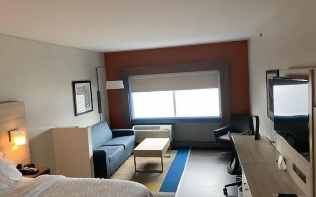 photo 5 of Holiday Inn Express & Suites Wilmington West Medical Park, An Ihg