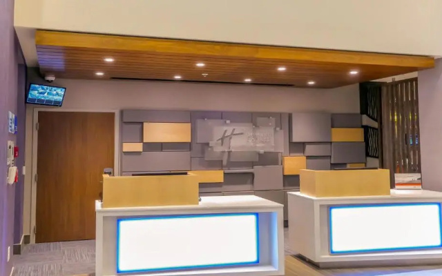 photo 2 of HOLIDAY INN EXPRESS &amp; SUITES MIAMI AIRPORT EAST, AN IHG HOTEL