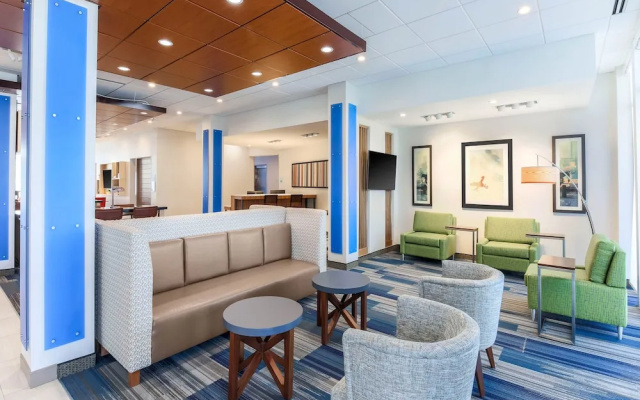 photo 2 of Holiday Inn Express & Suites Chicago O Hare Airport, An Ihg