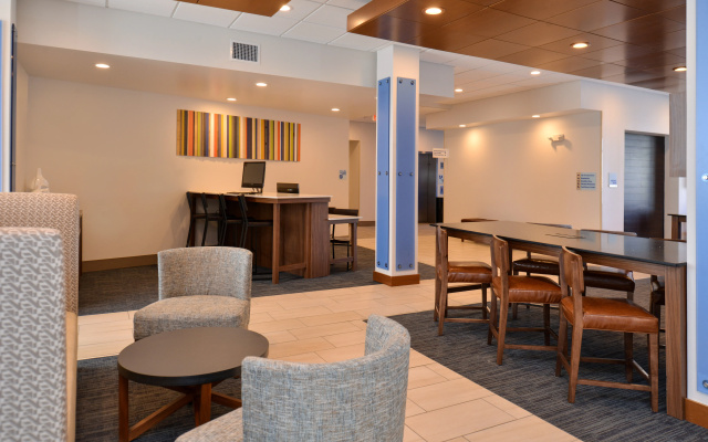 photo 2 of Holiday Inn Express & Suites Farmington Hills - Detroit by IHG