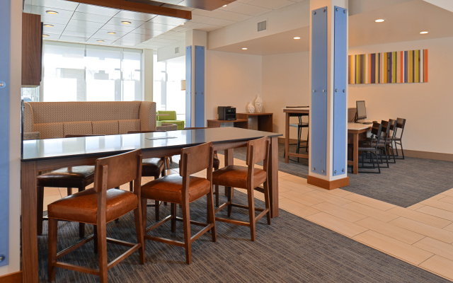 photo 3 of Holiday Inn Express & Suites Farmington Hills - Detroit by IHG