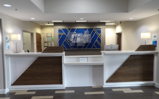 photo 2 of Holiday Inn Express & Suites Huntsville Airport by IHG