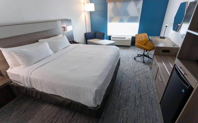 photo 4 of Holiday Inn Express & Suites Huntsville Airport by IHG
