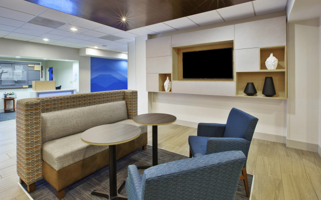 photo 2 of Holiday Inn Express & Suites Manchester by IHG