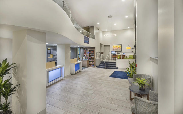 photo 2 of Holiday Inn Express and Suites Atlanta Downtown by IHG