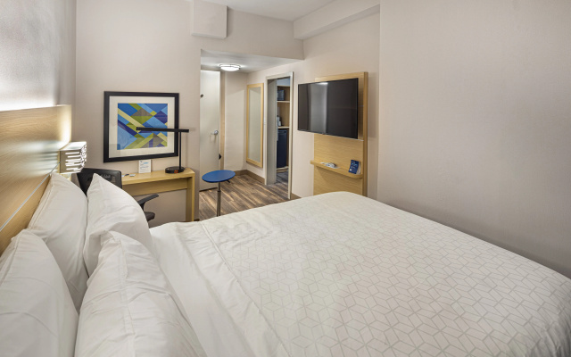 photo 5 of Holiday Inn Express and Suites Atlanta Downtown by IHG