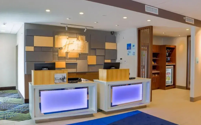 photo 3 of Holiday Inn Express And Suites Detroit Northwest Livonia