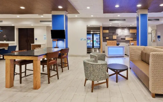 photo 4 of Holiday Inn Express and Suites FAYETTEVILLE