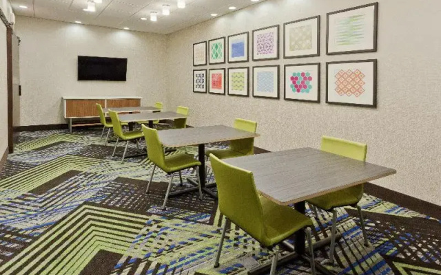 photo 5 of Holiday Inn Express and Suites FAYETTEVILLE