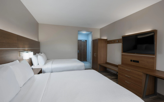 photo 3 of Holiday Inn Express & Suites Gilbert Mesa Gateway Airport by IHG