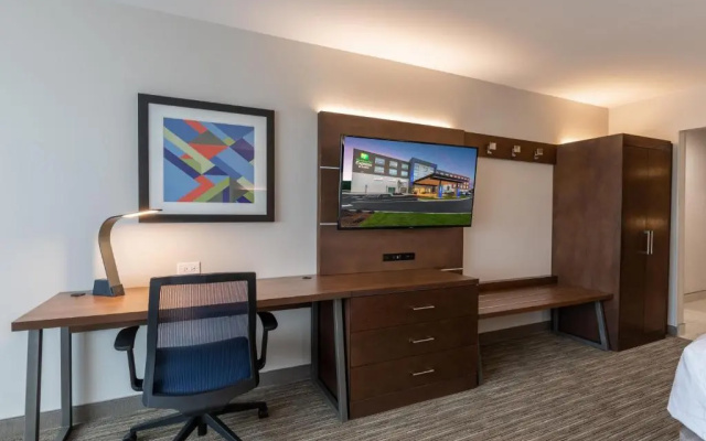 photo 4 of Holiday Inn Express and Suites Greenville - Taylor