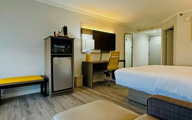 photo 3 of Comfort Inn & Suites Houston I-10 West Energy Corridor