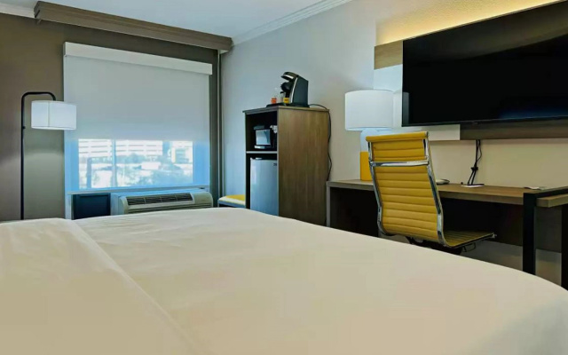 photo 5 of Comfort Inn & Suites Houston I-10 West Energy Corridor